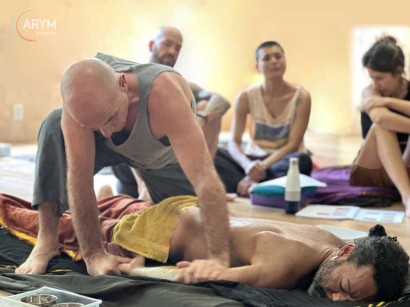 Apprenez l’échauffement du dos et des bras en Massage Ayurvédique Yoga – Formation à l’Institut ARYM Échauffement – massage du dos et des bras pendant la formation en Massage Ayurvédique Yoga