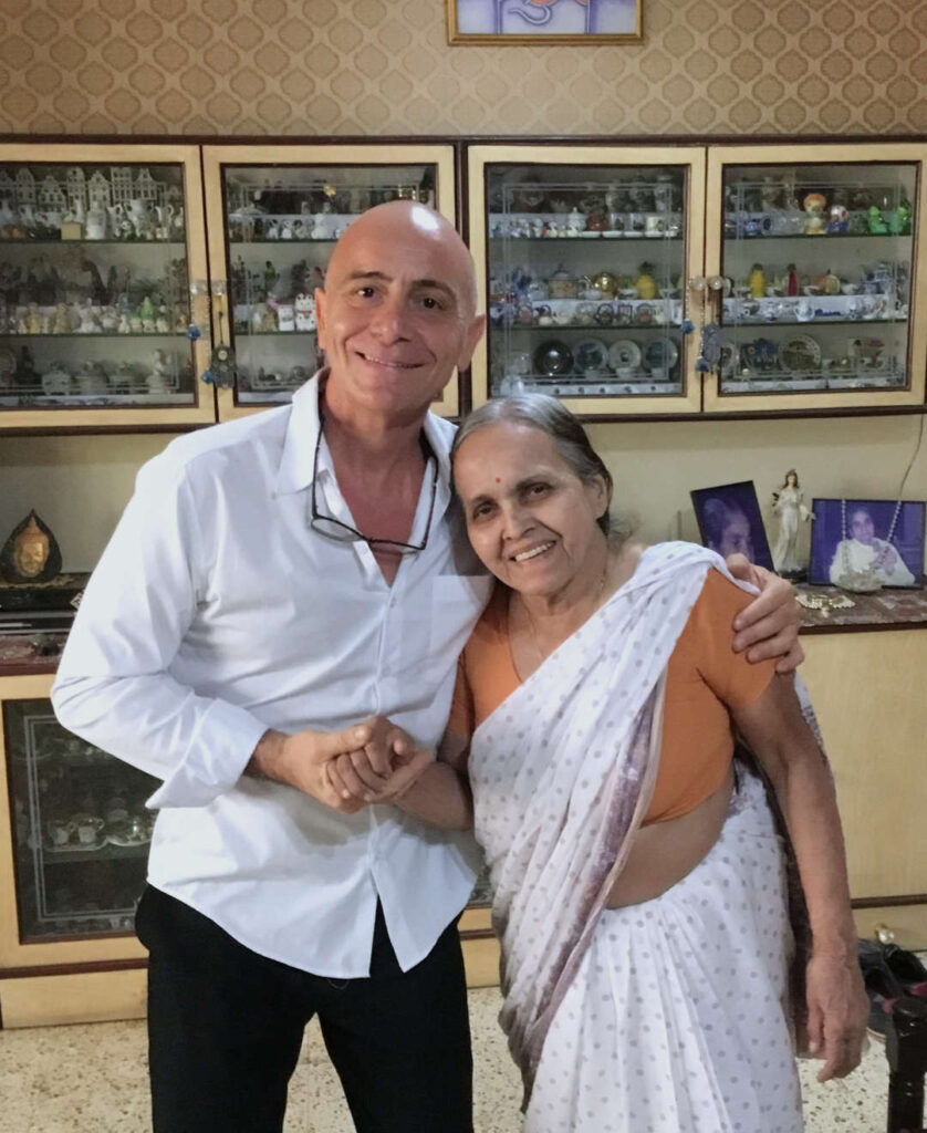 Kusum Modak 与 Ananta Sylvain Girard – 印度浦那,2017 年 Kusum Modak 和 Ananta 在印度浦那的阿育吠陀瑜伽按摩培训合影