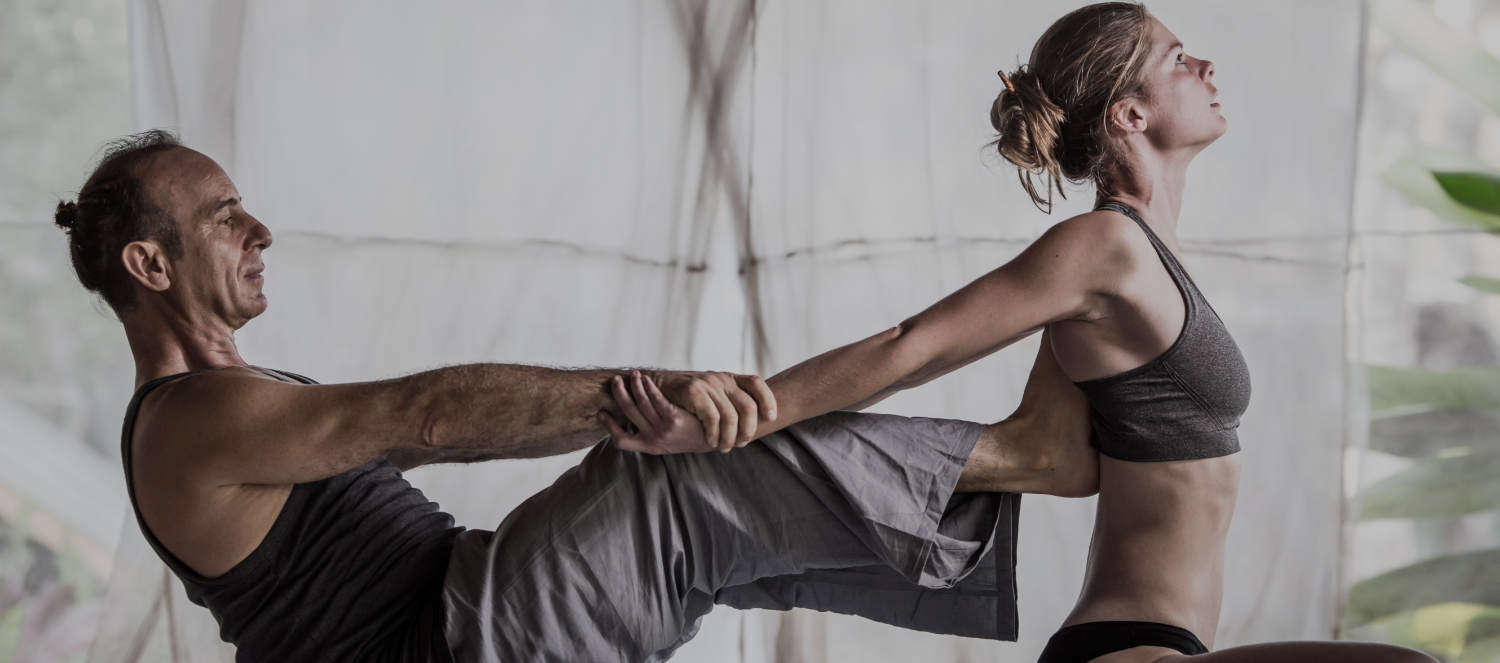 在 ARYM 学院跟随 Ananta 学习阿育吠陀瑜伽按摩培训——强力融合按摩与伸展，根植于 Kusum Modak 的传承。